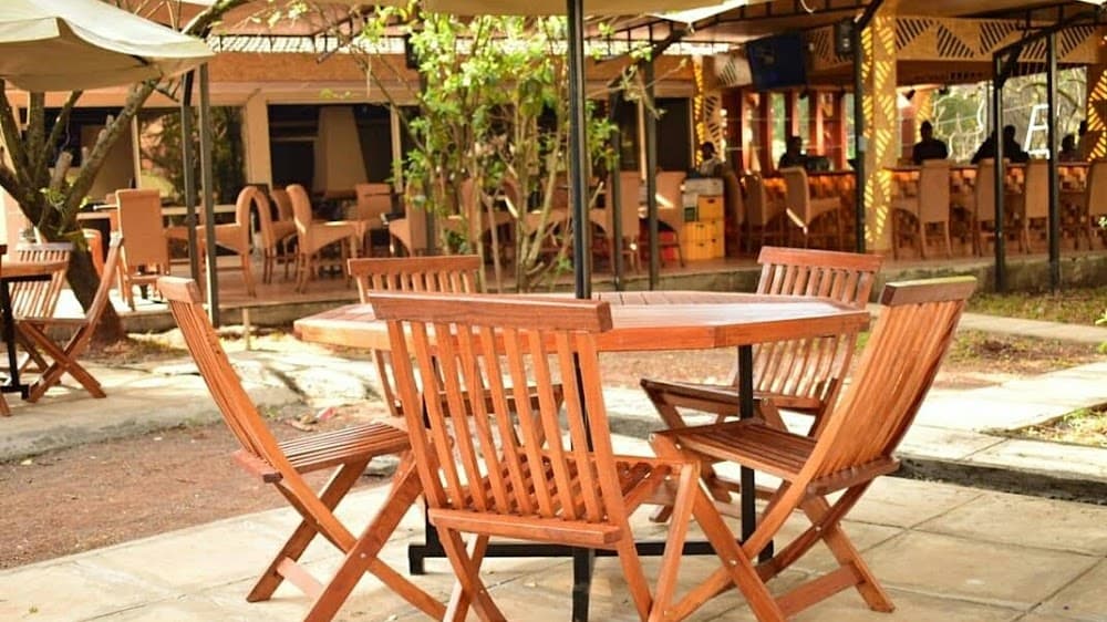 Numero 5 Bar & Restaurant